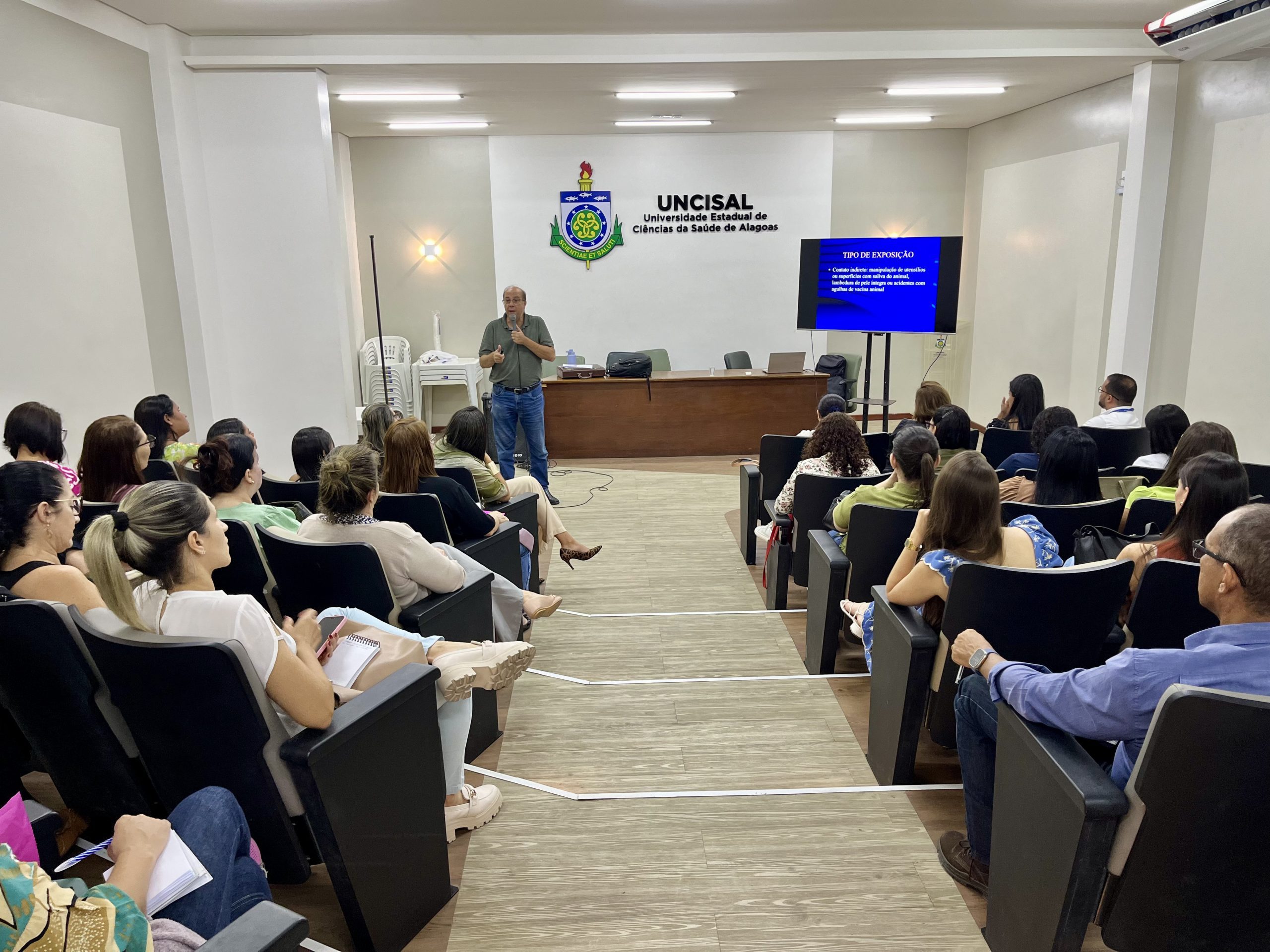 Leia mais sobre o artigo Sesau capacita servidores para atendimento antirrábico humano e acidentes por animais peçonhentos