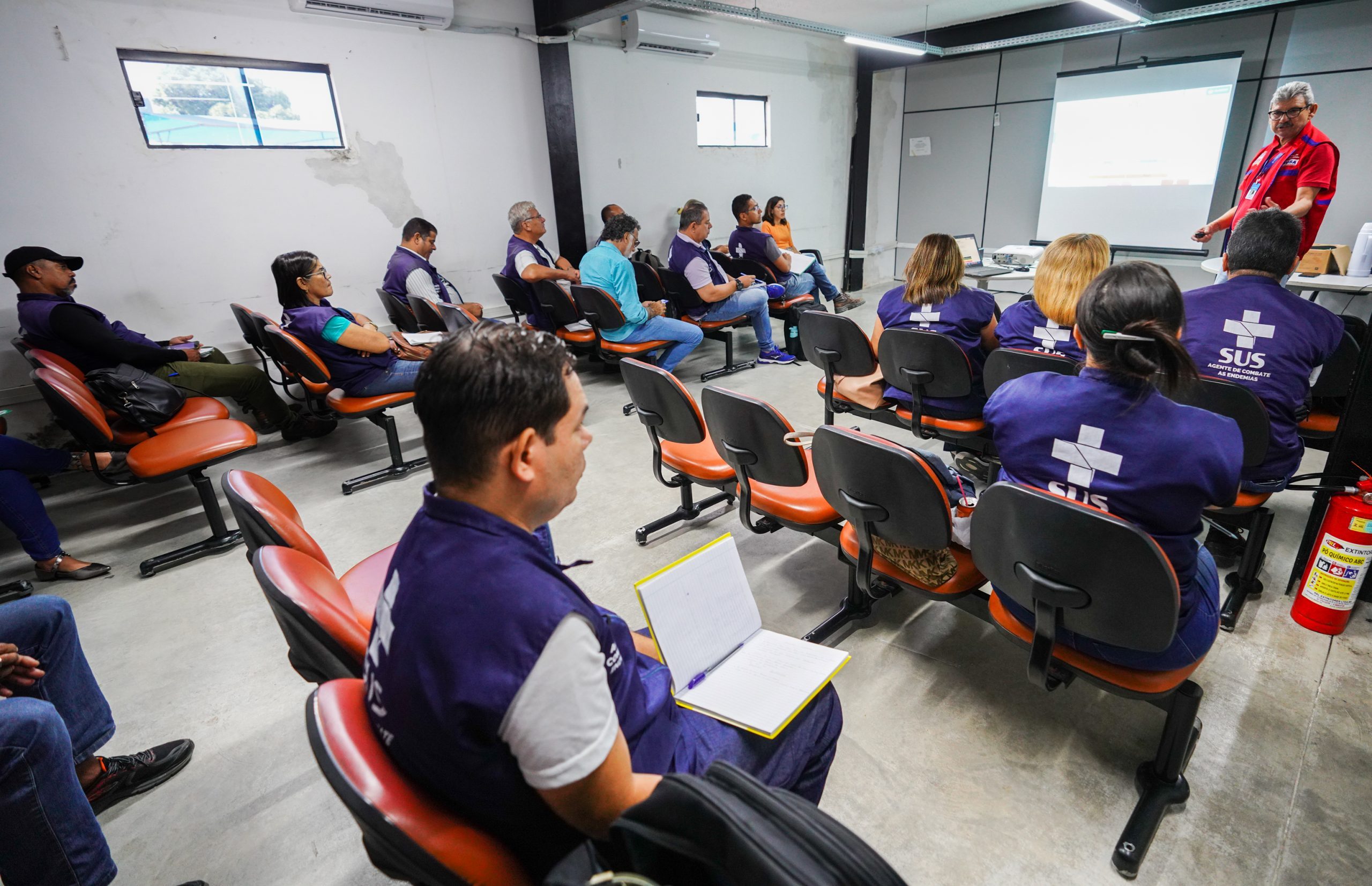 Leia mais sobre o artigo Sesau capacita técnicos da SMS de Maceió sobre uso correto do larvicida para combater o mosquito da dengue