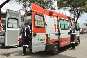 Samu atende vítima de colisão entre moto e bugre, em Japaratinga