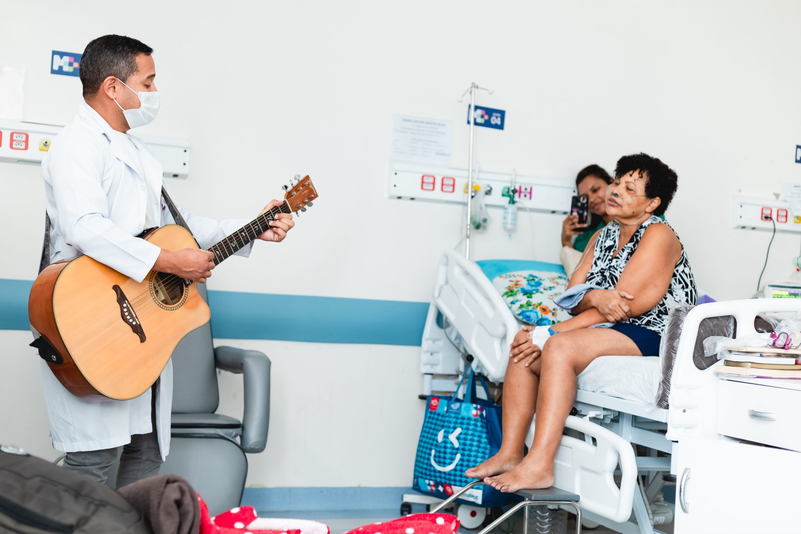 Leia mais sobre o artigo Projeto Tocando Corações leva música a pacientes internados no Hospital Metropolitano de Alagoas