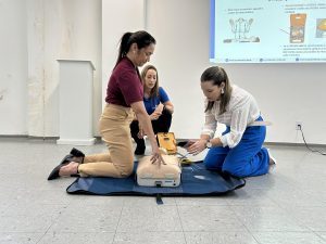 Profissionais do Hospital Metropolitano de Alagoas são treinados para uso de desfibriladores adquiridos pela Sesau