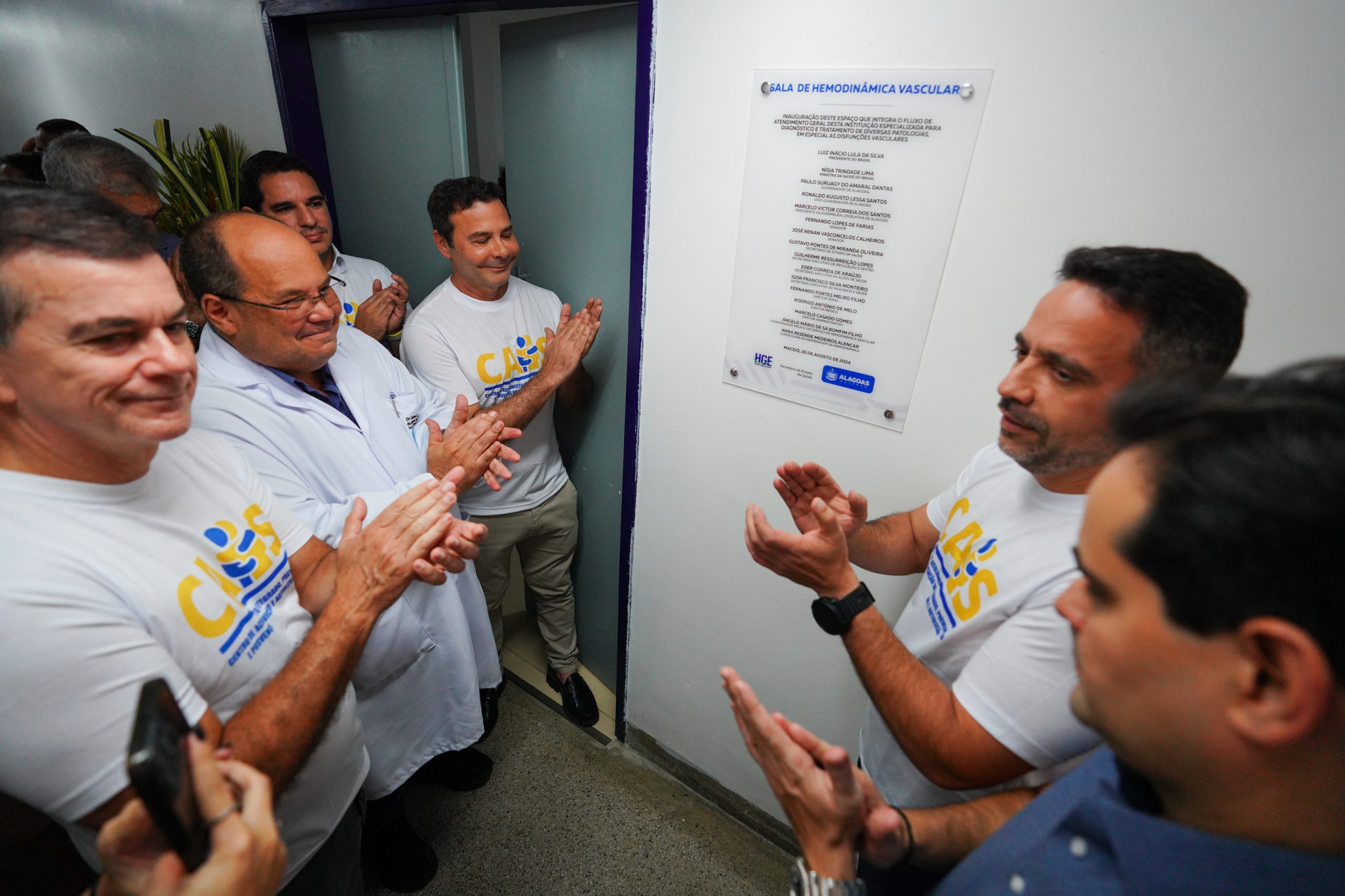 Leia mais sobre o artigo Governador inaugura Centro de Acolhimento e entrega novo equipamento de hemodinâmica no HGE