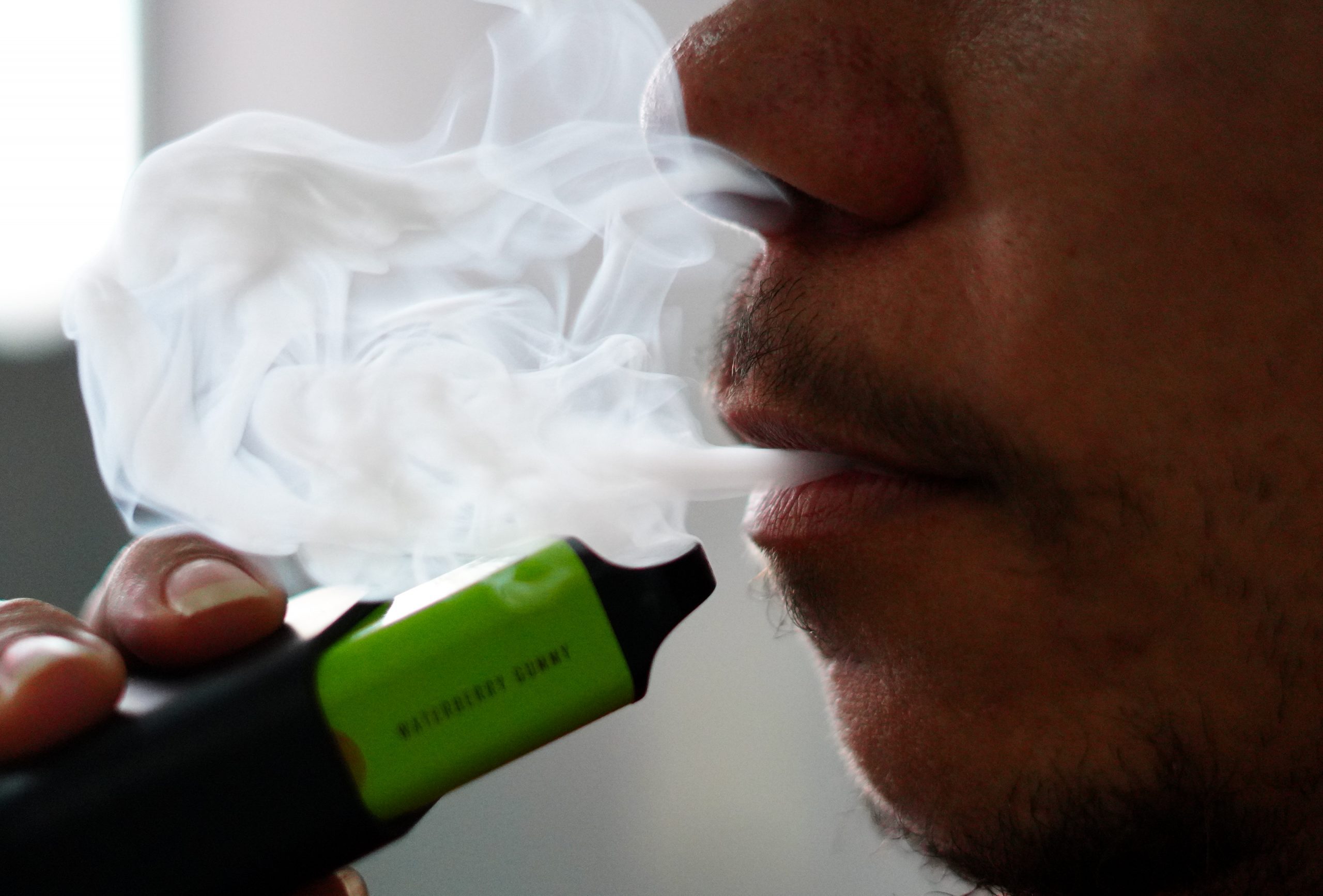 Leia mais sobre o artigo Cigarros eletrônicos camuflados são uma ameaça à saúde pública, alerta pneumologista do HGE