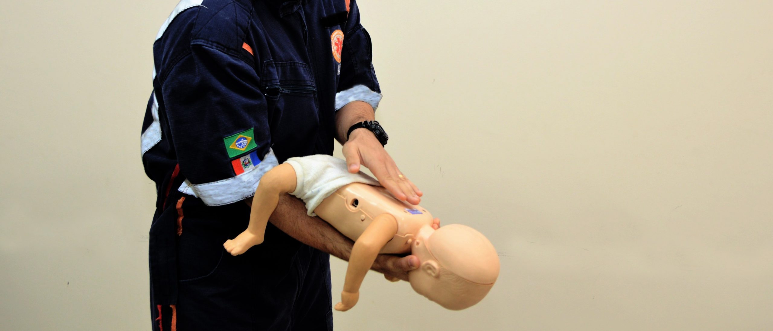 Leia mais sobre o artigo Médico do Samu Alagoas orienta sobre os cuidados para evitar engasgos em crianças e idosos