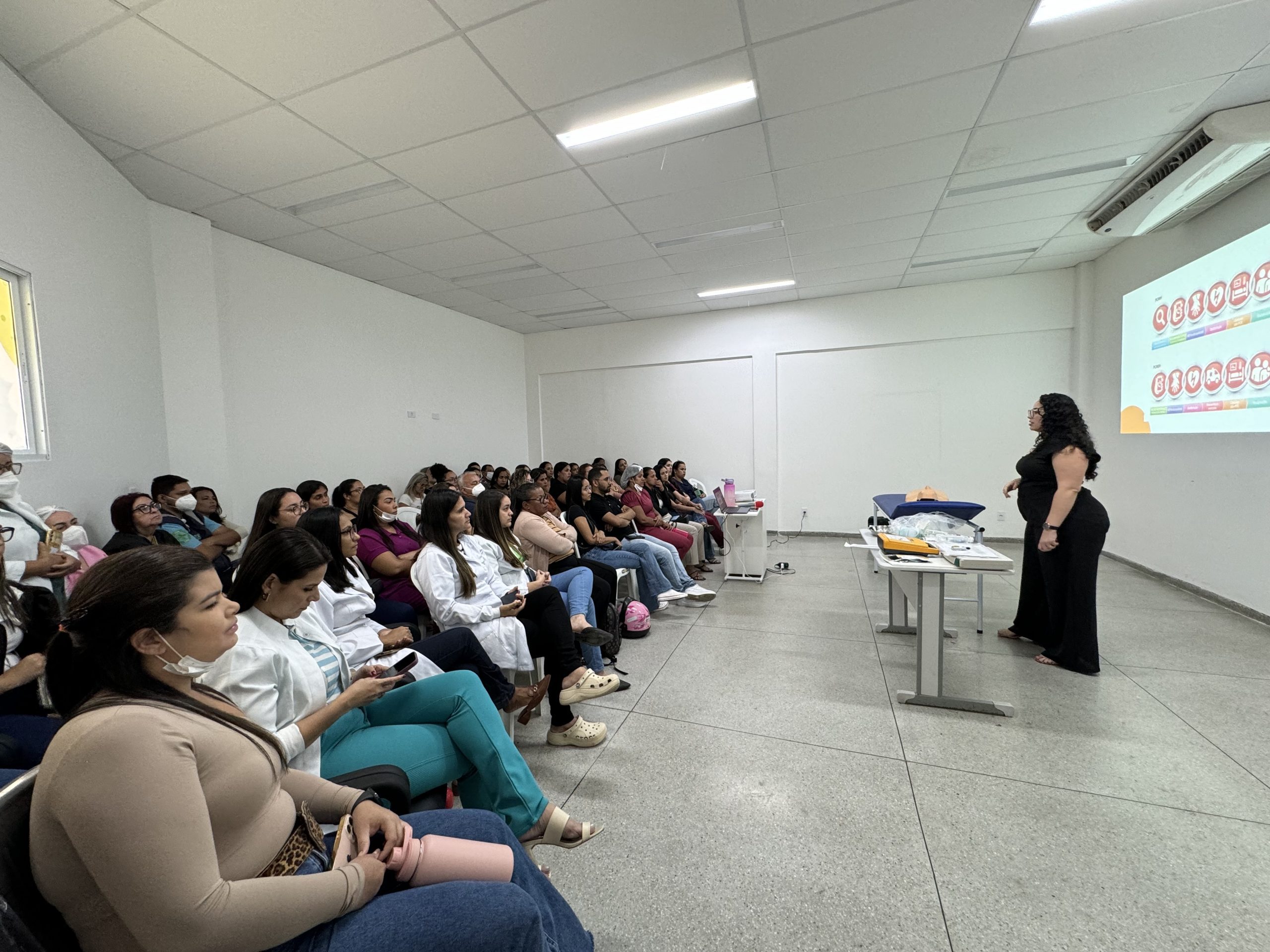 Leia mais sobre o artigo Hospital Regional da Mata treina equipe de enfermagem sobre suporte básico de vida adulto