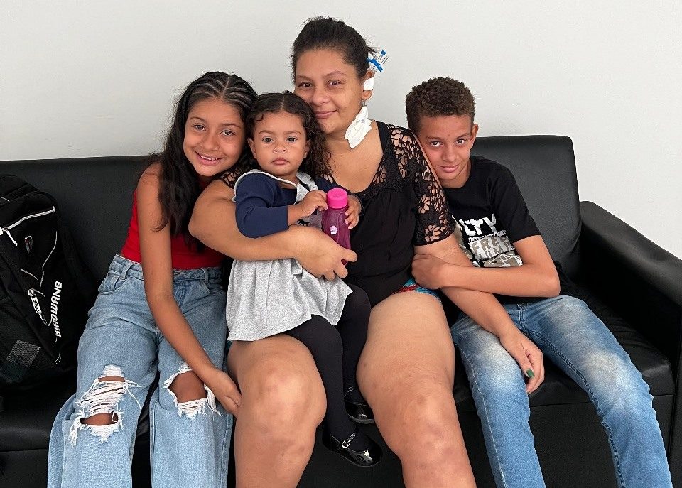 Leia mais sobre o artigo Hospital Regional do Alto Sertão promove encontro entre mãe e filhos que não se viam há 14 dias