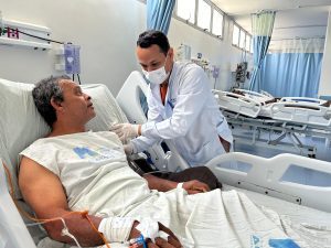 Paciente salvo pelo Hospital Metropolitano de Alagoas após sofrer AVC agradece assistência da equipe