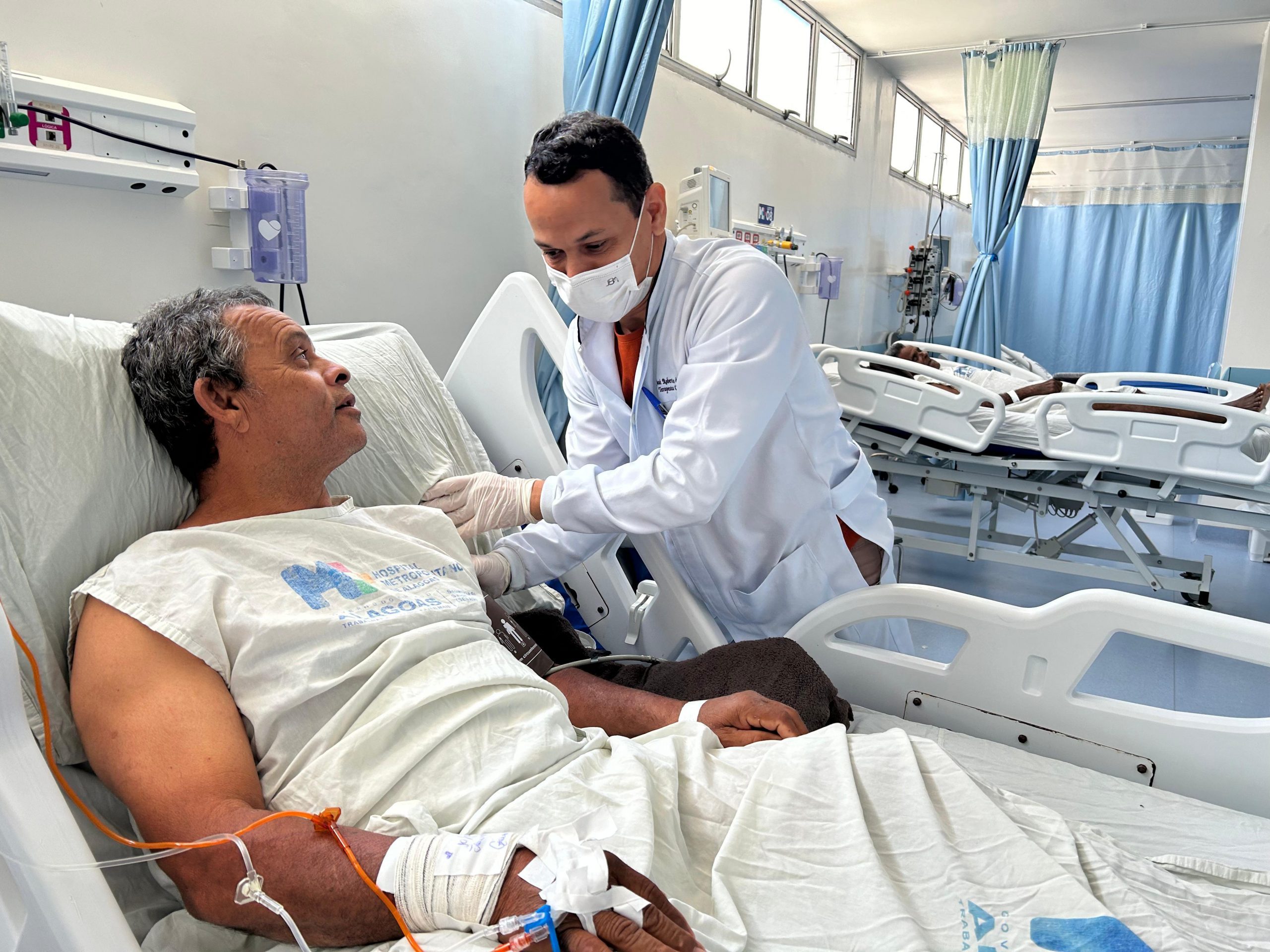 Leia mais sobre o artigo Paciente salvo pelo Hospital Metropolitano de Alagoas após sofrer AVC agradece assistência da equipe