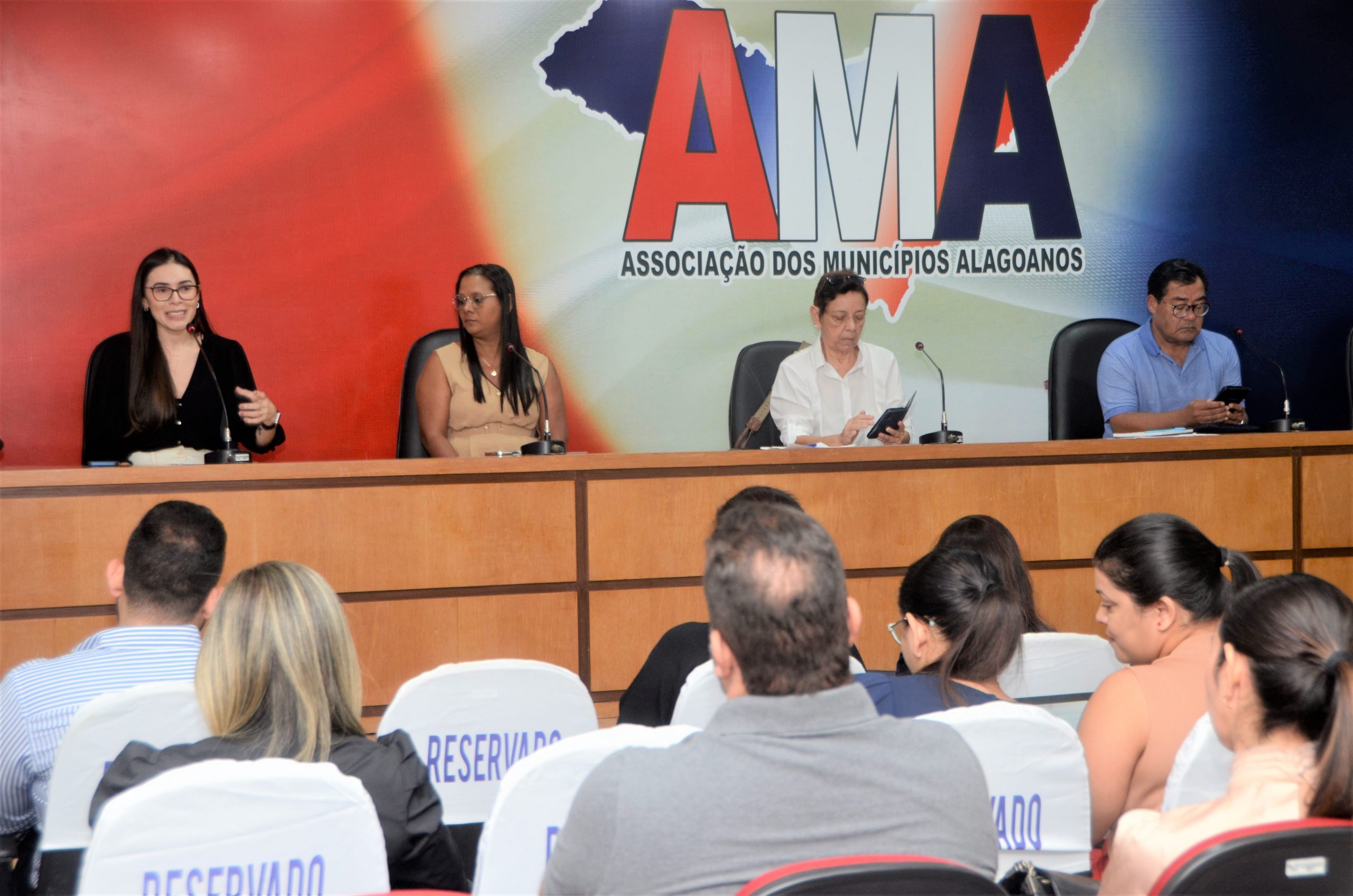 Leia mais sobre o artigo Técnicos da Sesau discutem políticas públicas para a saúde durante reunião da Comissão Intergestores Regionais