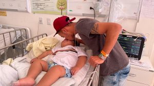 Hospital da Criança de Alagoas concede alta médica a criança que ficou nove meses internada para tratamento