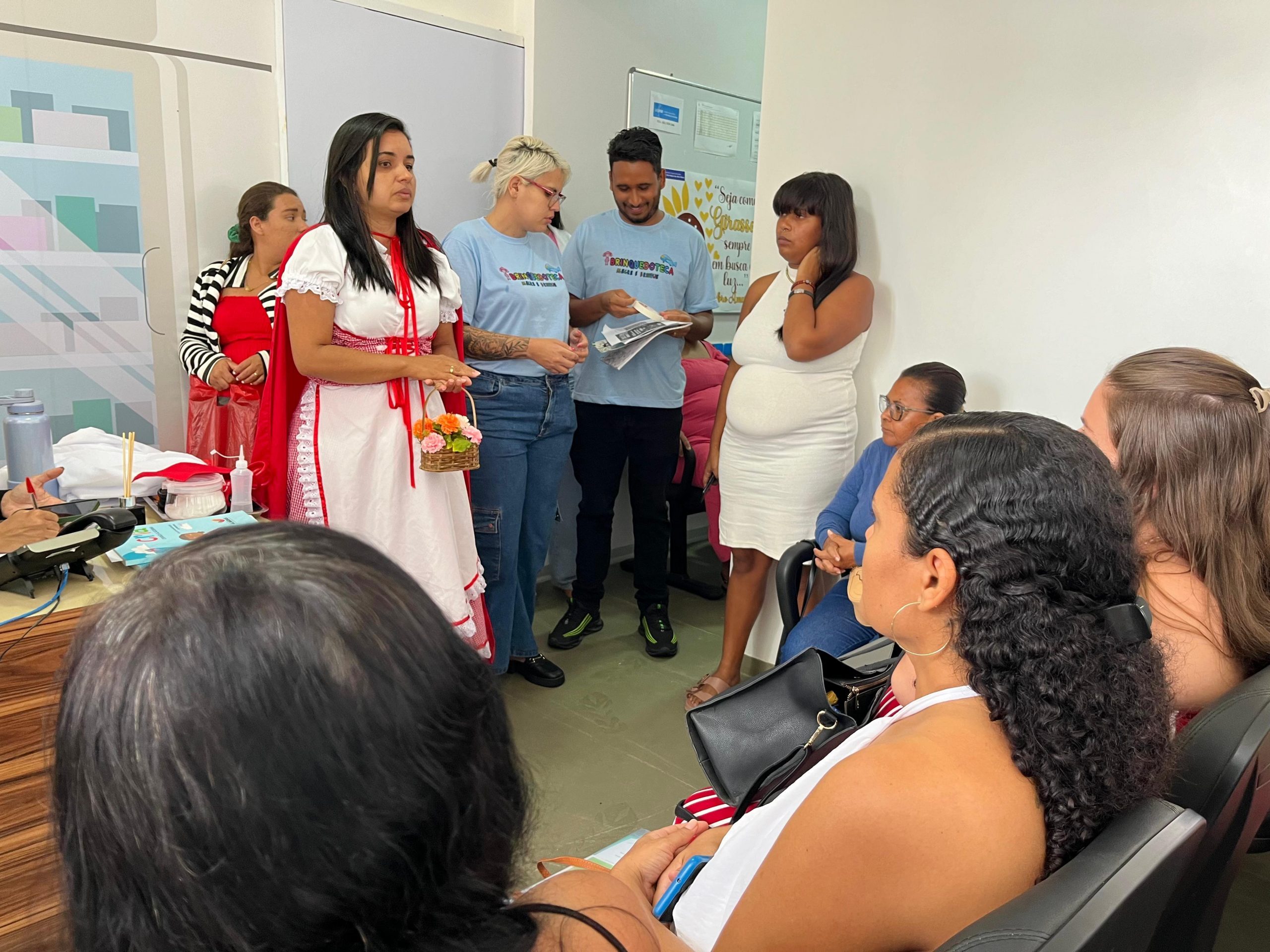 Leia mais sobre o artigo Chapeuzinho Vermelho reforça doação de brinquedos para campanha do Hospital de Emergência do Agreste