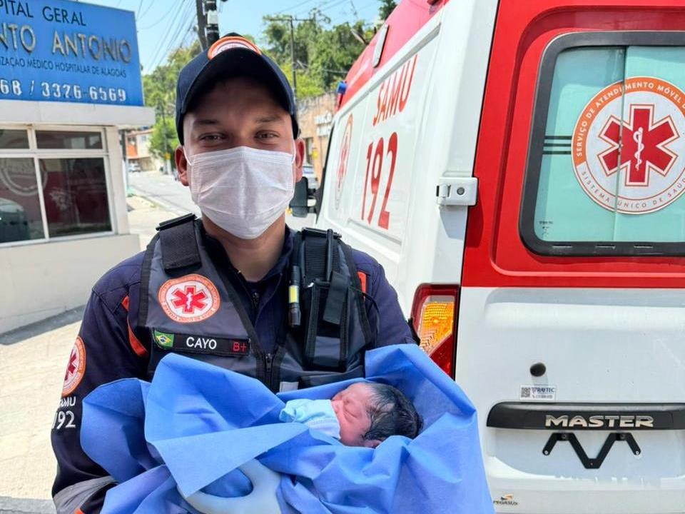 Leia mais sobre o artigo Equipe do Samu Alagoas realiza parto de emergência e encaminha mãe e bebê para maternidade