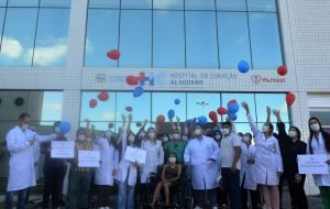 Primeira mulher transplantada de rim no Hospital do Coração Alagoano recebe alta médica