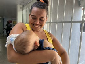 Bebê com hérnia inguinal encarcerada tem a vida salva no HGE após cirurgia de emergência