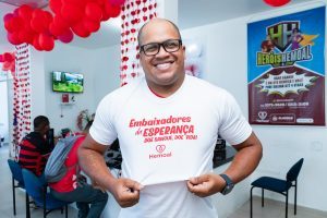 Hemoal comemora Dia do Doador de Sangue homenageando professor que há 21 anos pratica o gesto voluntário