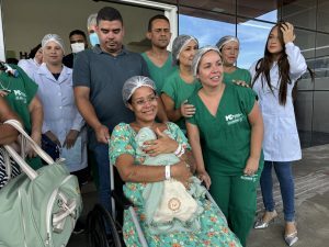 Mãe e bebê que nasceu no HRM após acidente com ônibus na Serra da Barriga recebem alta médica
