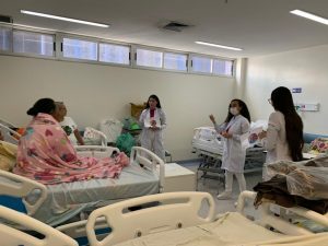 Hospital Metropolitano de Alagoas sensibiliza profissionais e familiares dos pacientes sobre a prevenção da lesão por pressão