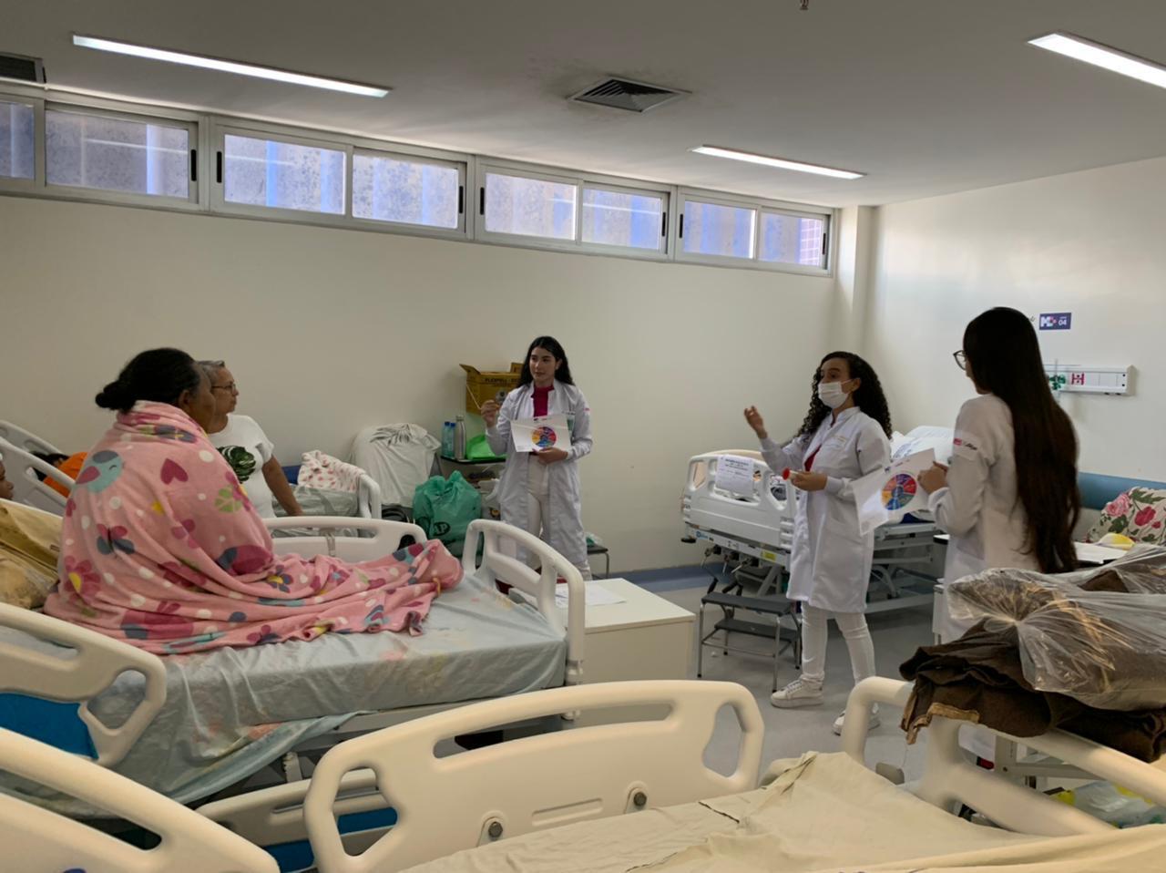 Leia mais sobre o artigo Hospital Metropolitano de Alagoas sensibiliza profissionais e familiares dos pacientes sobre a prevenção da lesão por pressão