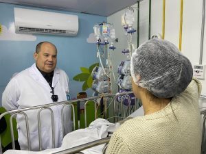 Criança internada no HGE após afogamento tem melhora do quadro clínico e recebe visita do secretário de Saúde