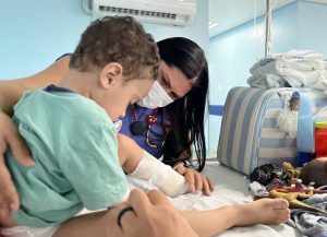 Criança de dois anos, vítima de capotamento na Serra da Barriga, recebe alta médica no HGE