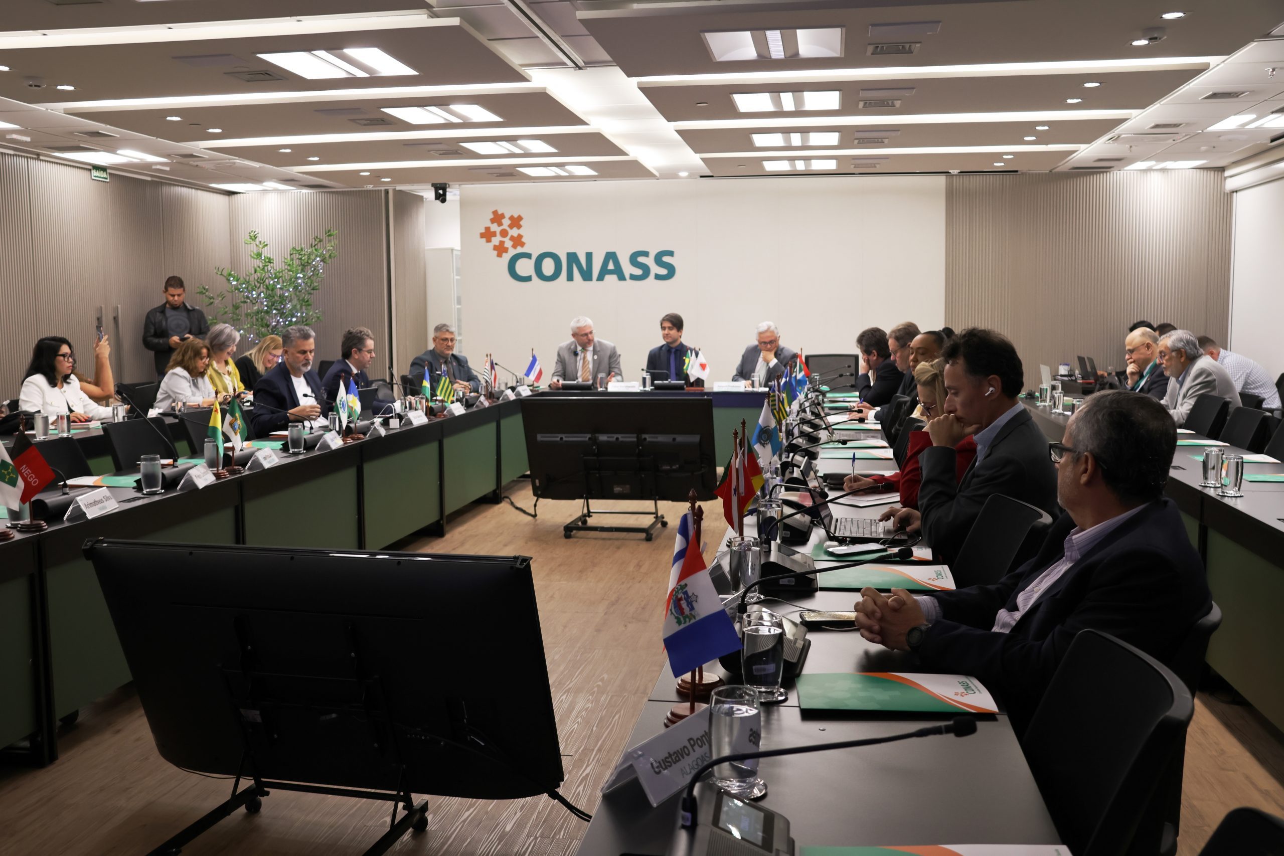 Leia mais sobre o artigo Sesau participa da última reunião de 2024 do Conselho Nacional de Secretários de Saúde, e destaca avanços