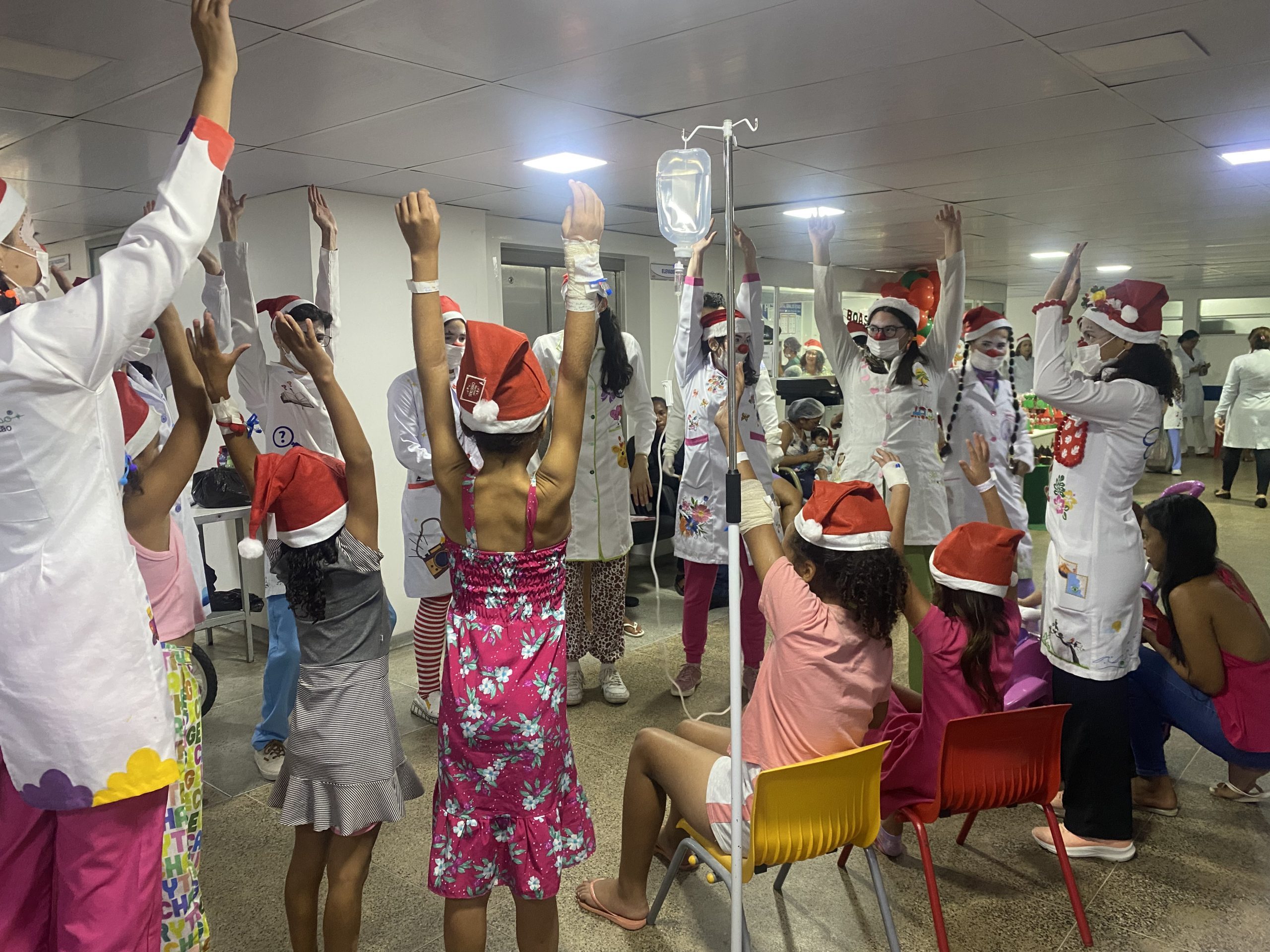 Leia mais sobre o artigo Papai Noel visita crianças internadas na Pediatria do Hospital Geral do Estado