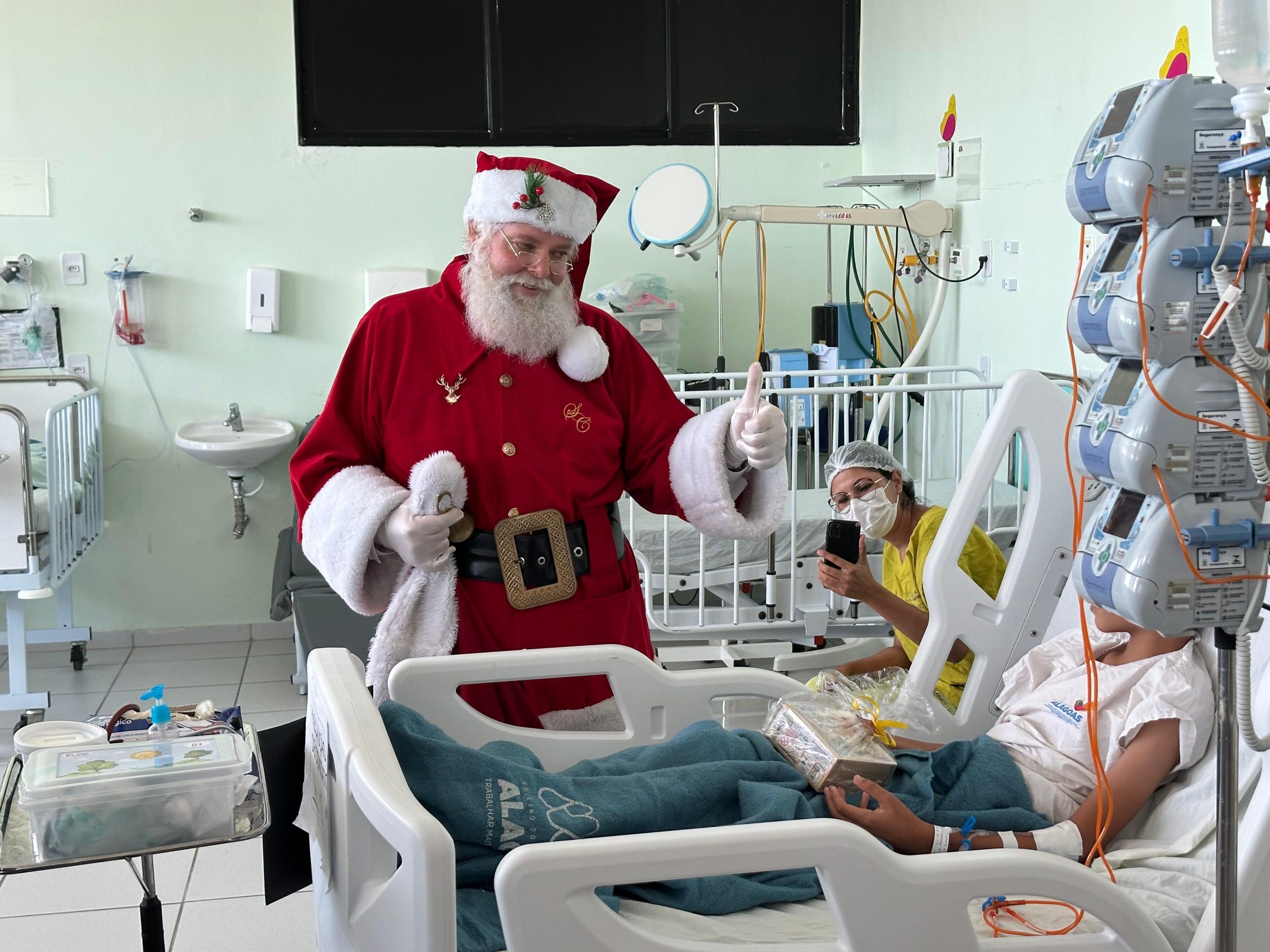 Leia mais sobre o artigo Pacientes do Hospital Mulher de Alagoas recebem visita surpresa do Papai Noel