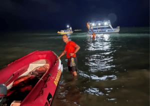 Samu e Corpo de Bombeiros atendem vítimas de afogamento em embarcação na Orla de Maceió