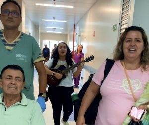 Alta médica leva alegria e música para pacientes e profissionais do Hospital Metropolitano de Alagoas