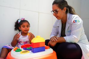 Hospital da Criança de Alagoas orienta pais sobre como agir em caso de engasgo
