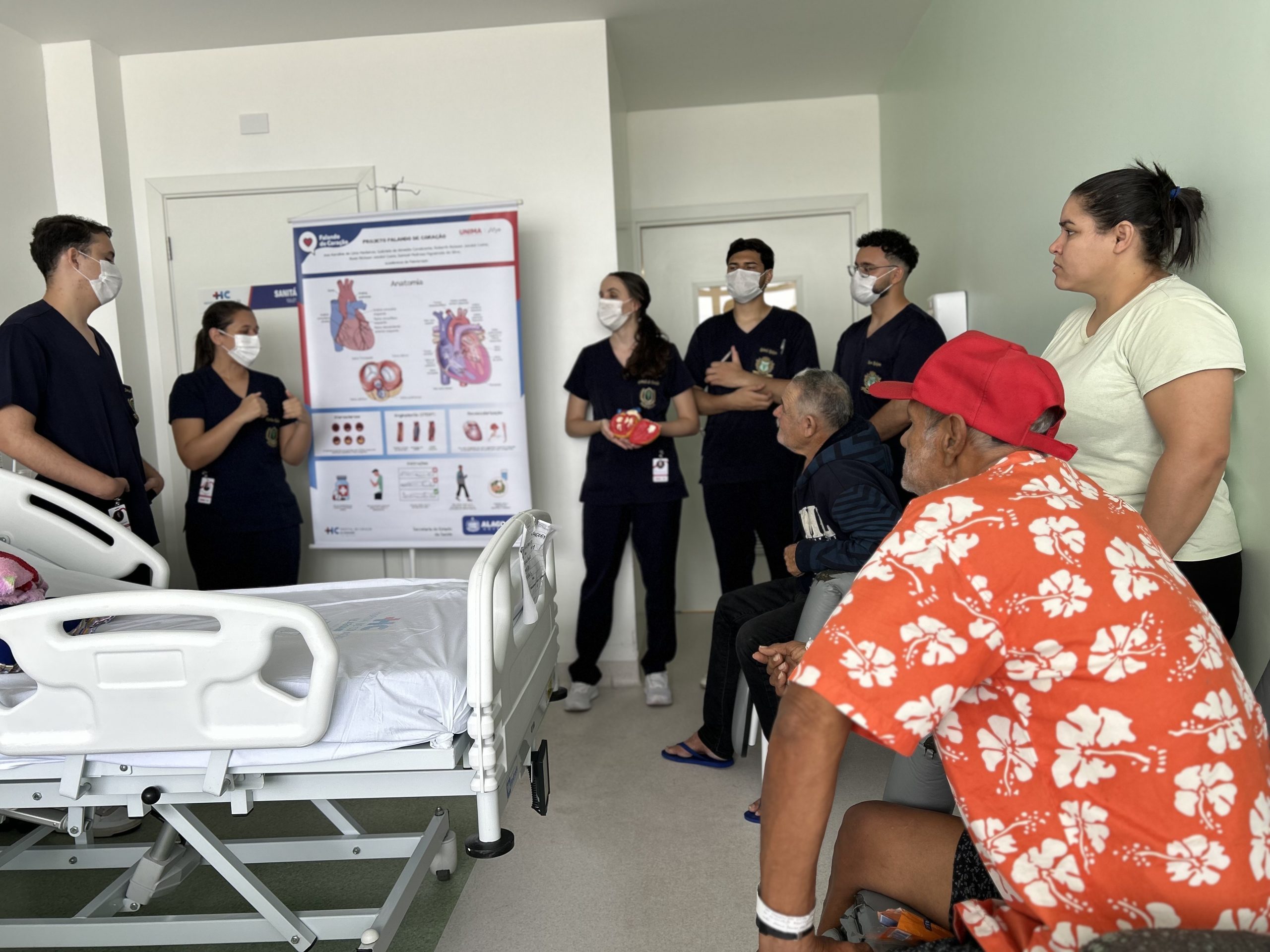 Leia mais sobre o artigo Projeto em parceria com universidade leva informação e acolhimento a pacientes do Hospital do Coração Alagoano