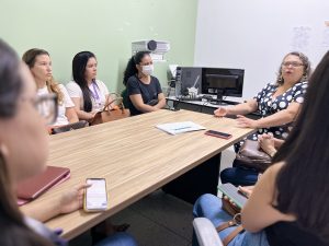 Hospital de Emergência do Agreste recebe estudantes do PET-Saúde para visita ao Serviço de Epidemiologia