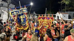 HGE na Folia desfila pelas ruas do Jaraguá apresentando o bloco Coração na Folia