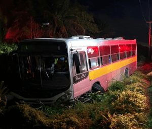 Samu atende cinco feridos em acidente com ônibus na AL-101 Sul, em Marechal Deodoro