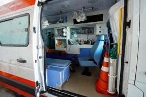 Samu atende vítima de colisão entre carro e moto em Murici
