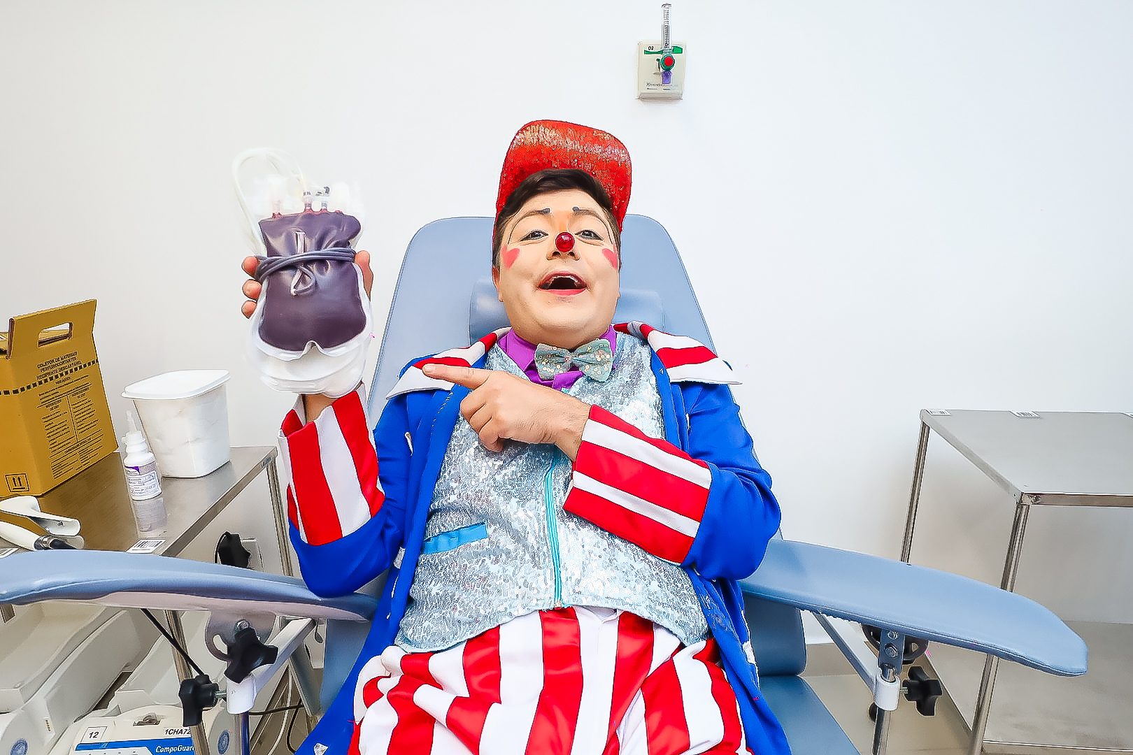 Leia mais sobre o artigo Artistas do Circo Americano realizam doação de sangue e apresentação para usuários do Hemoal