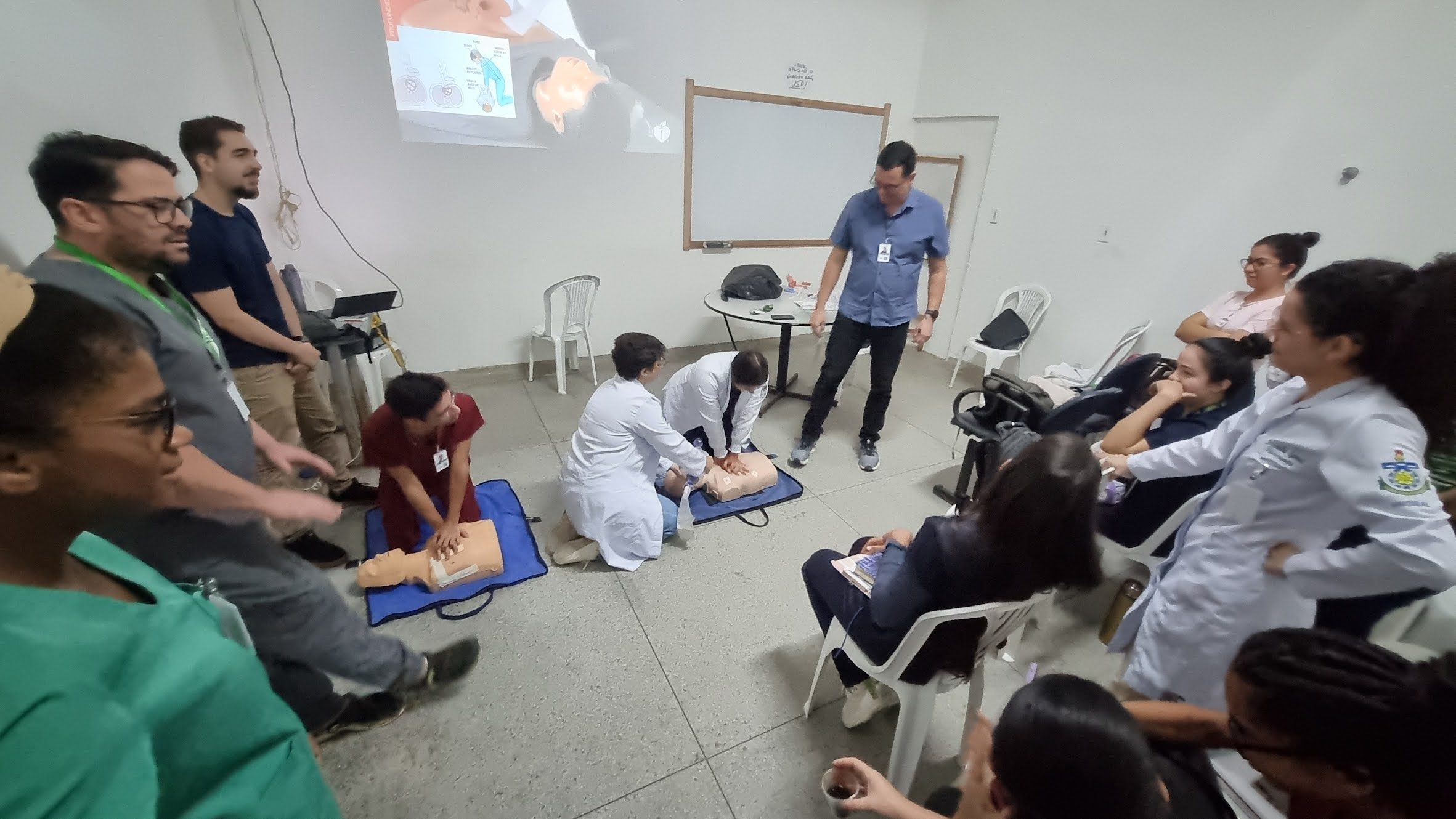 Leia mais sobre o artigo Hospital de Emergência do Agreste capacita residentes em Curso Intensivo de Suporte à Vida