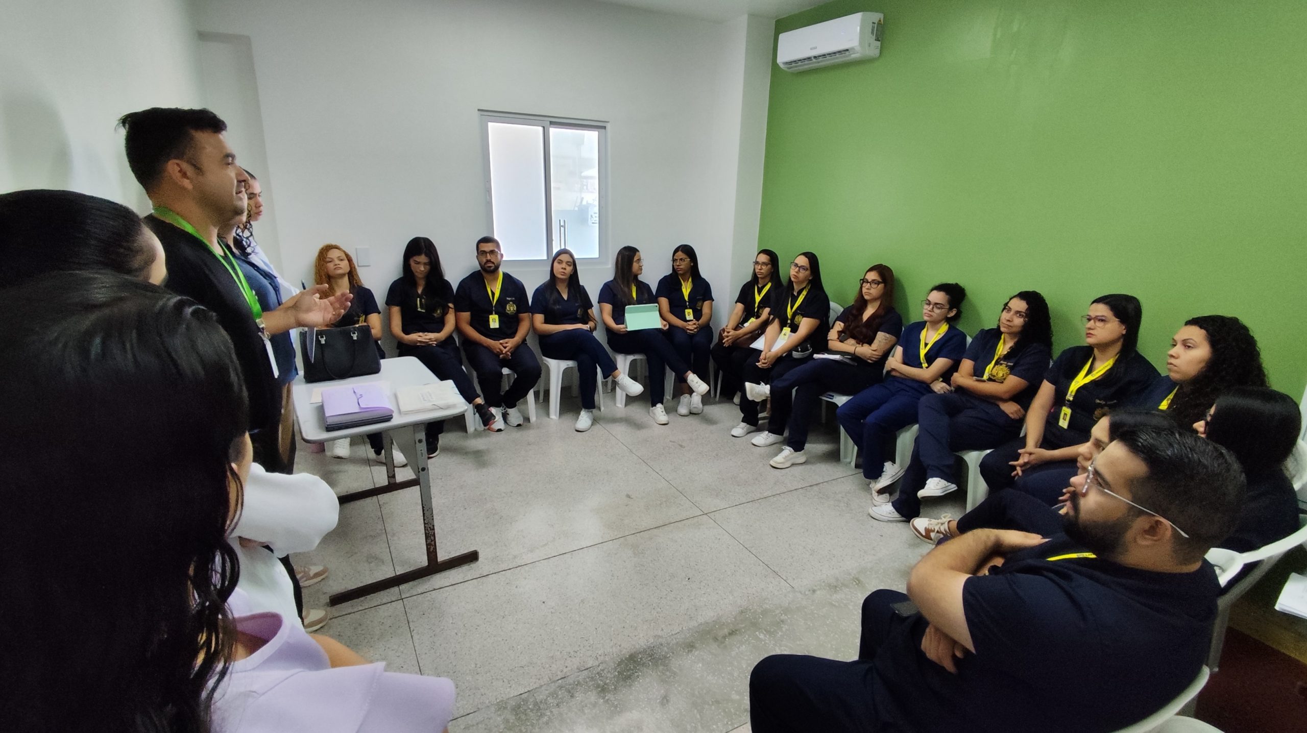 Leia mais sobre o artigo Estudantes de fisioterapia encerram estágio no HEA com exposição de casos acompanhados durante o período