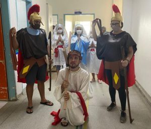 Hospital de Emergência do Agreste realiza Paixão de Cristo e atividades infantis em celebração da Páscoa