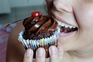 Chocolate faz bem ao coração? Nutricionista do Hospital do Coração esclarece e aponta a melhor escolha para pacientes cardíacos