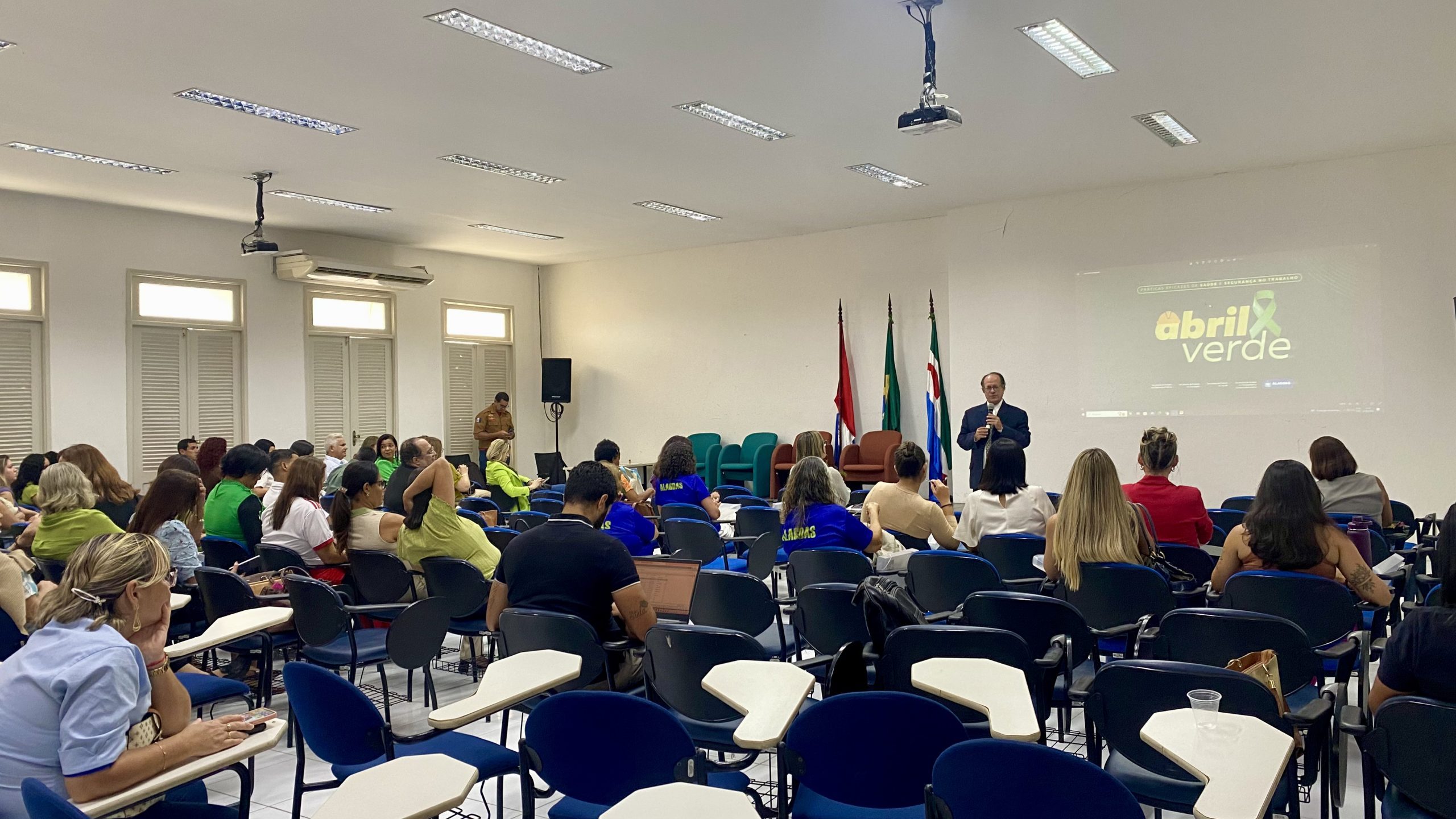 Leia mais sobre o artigo Sesau participa de Seminário sobre os cuidados com a saúde no ambiente de trabalho