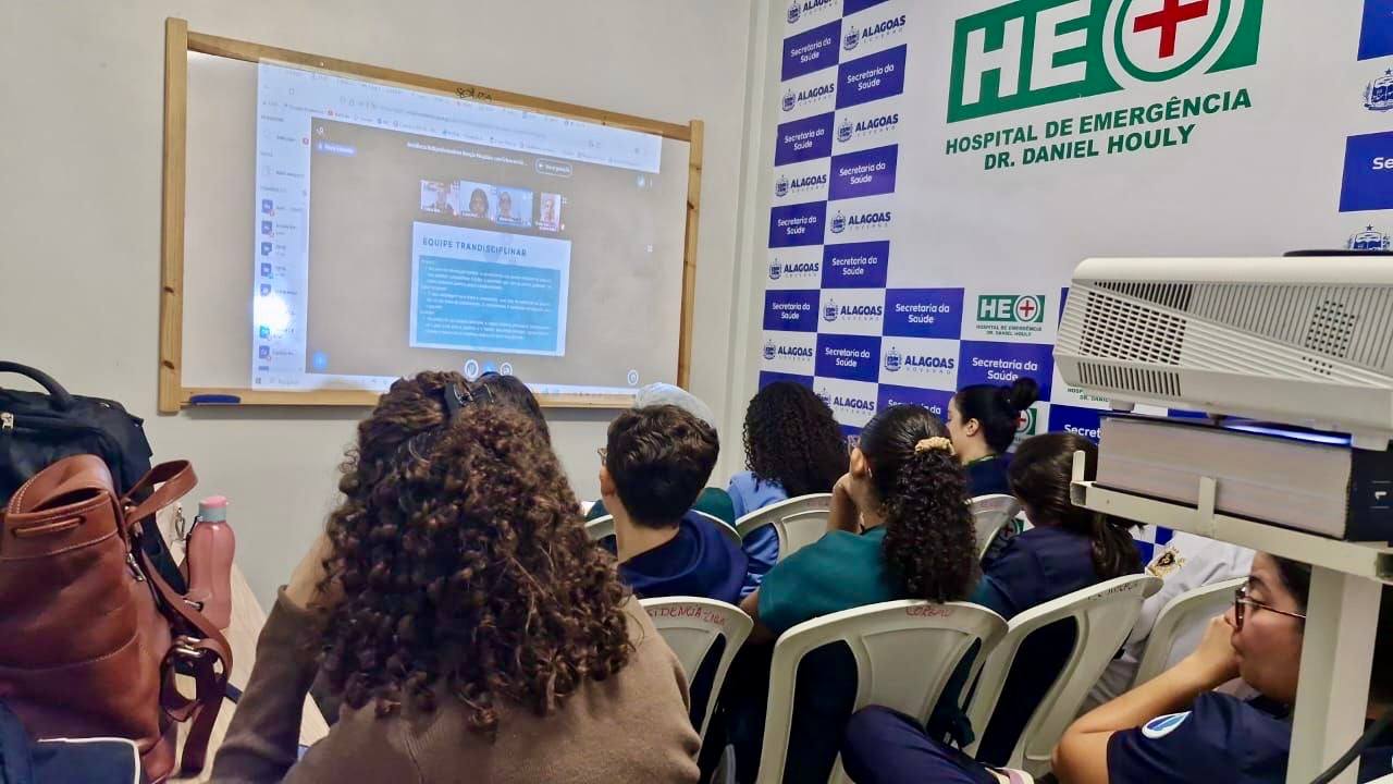 Leia mais sobre o artigo Residentes do Hospital de Emergência do Agreste e do Hospital Dom Moura compartilham vivências em intercâmbio virtual
