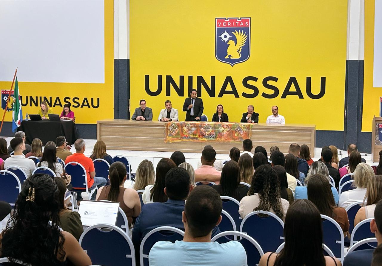 Leia mais sobre o artigo Técnicos da Sesau debatem melhorias para a assistência farmacêutica durante seminário do Cosems/AL