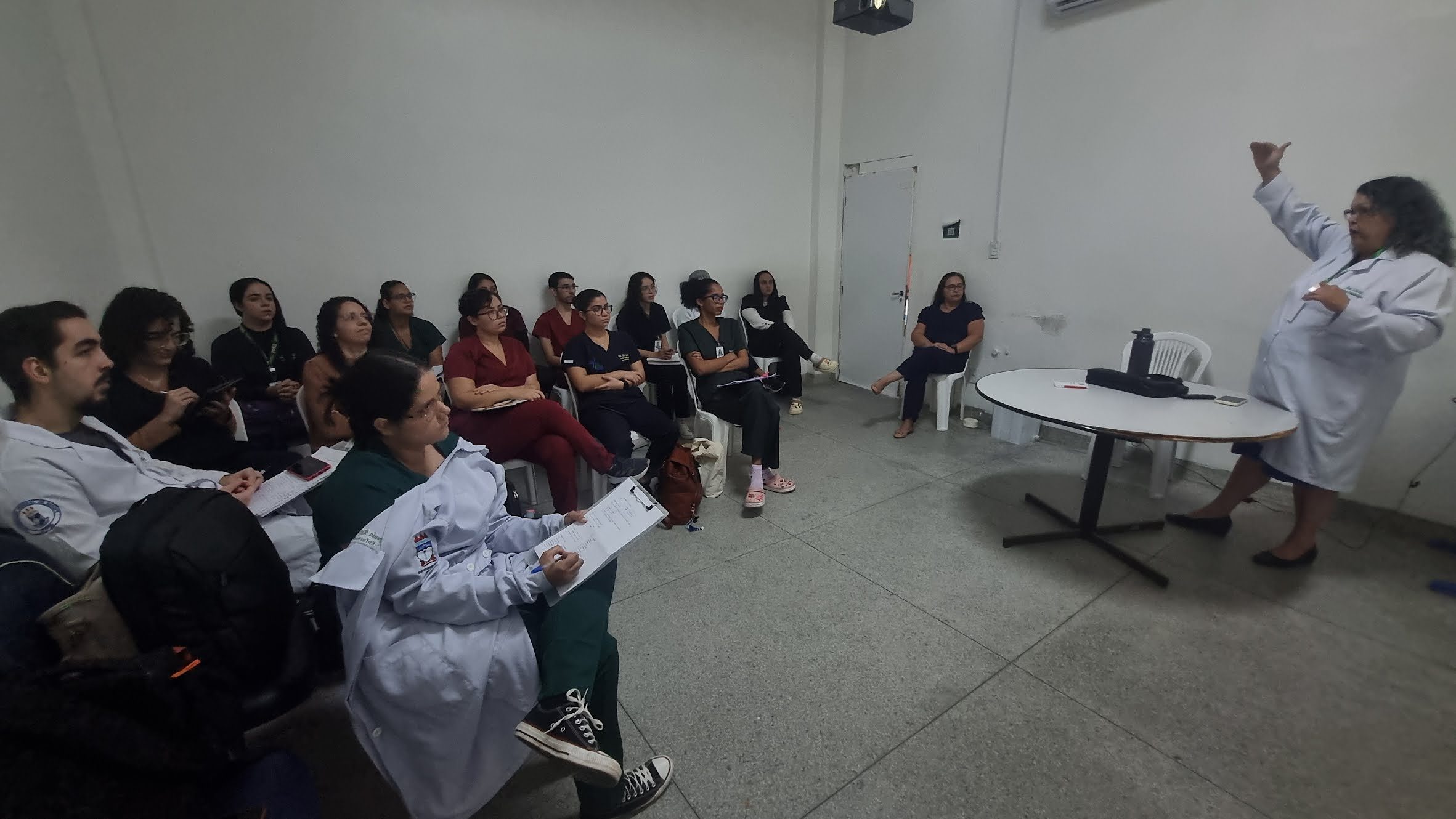 Leia mais sobre o artigo Hospital de Emergência do Agreste realiza capacitação para Residentes em Saúde sobre Vigilância Epidemiológica 