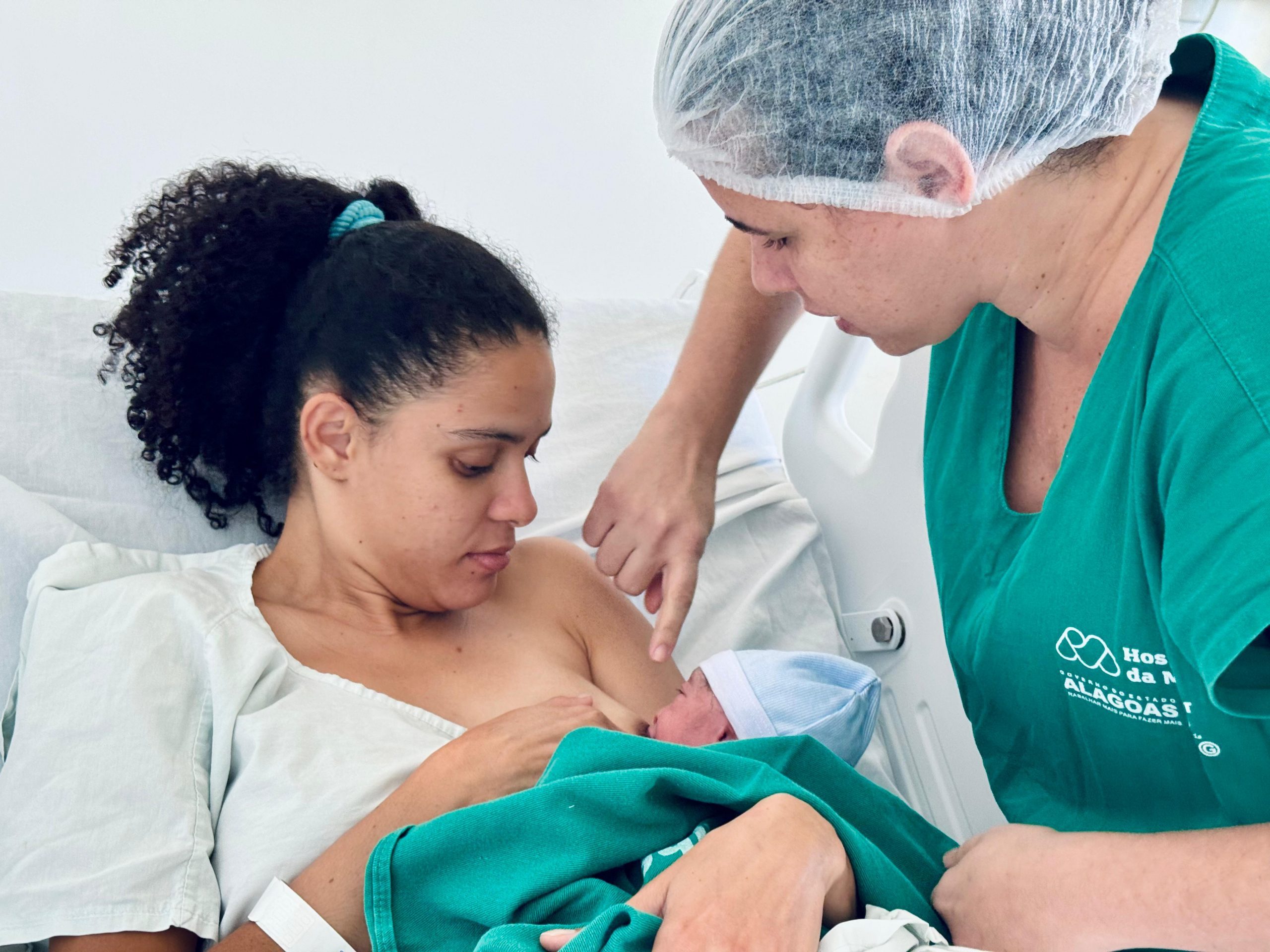 Leia mais sobre o artigo Maternidade do Hospital da Mulher incentiva amamentação na primeira hora de vida dos recém-nascidos