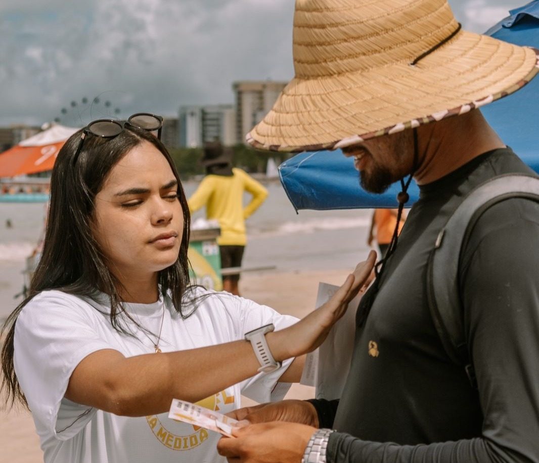 Leia mais sobre o artigo Campanha alerta trabalhadores da Orla Marítima de Maceió sobre os riscos do sol nos lábios