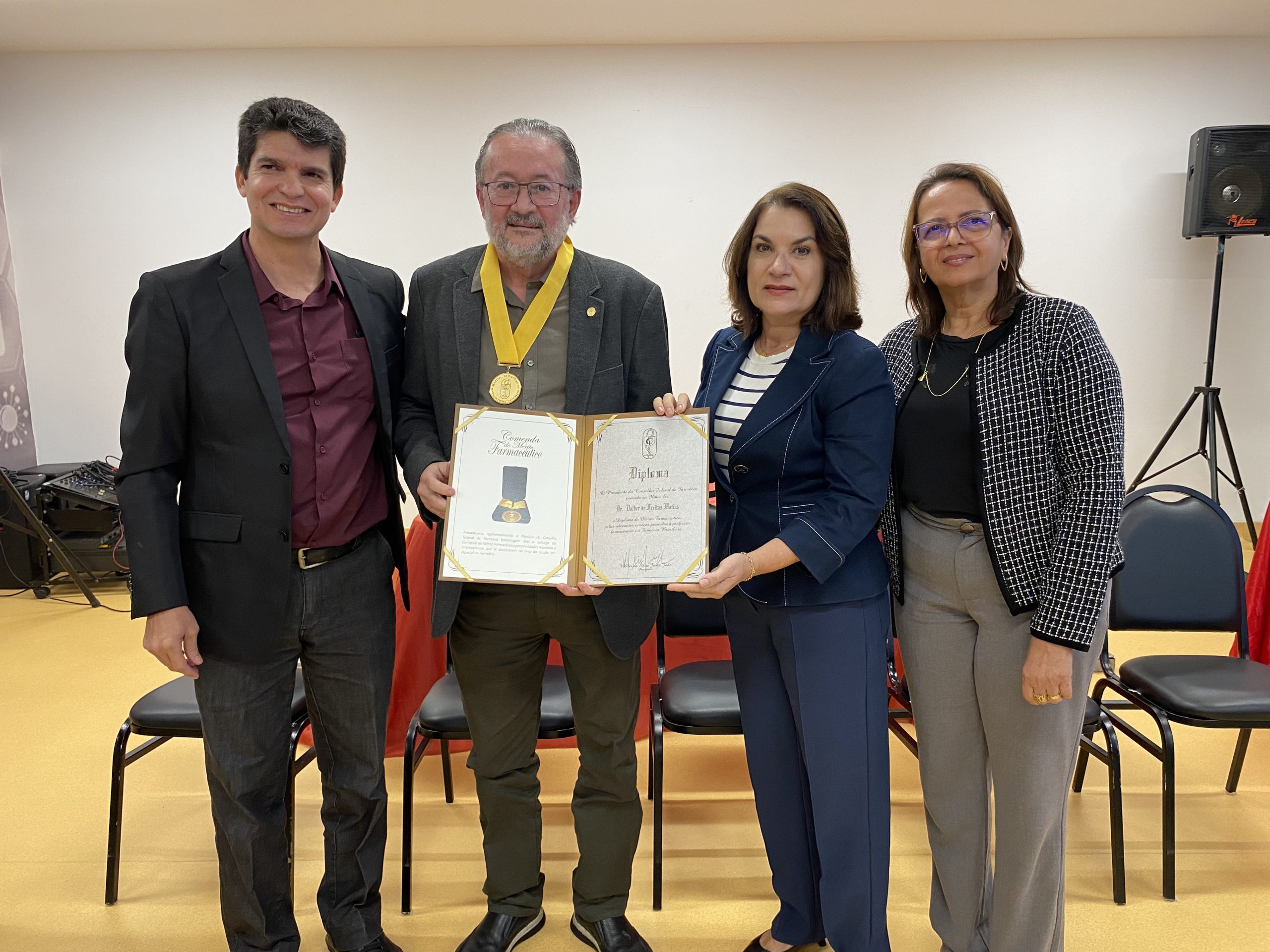 Leia mais sobre o artigo Farmacêutico do Hemoal recebe Comenda do Mérito Farmacêutico concedida Conselho Federal de Farmácia