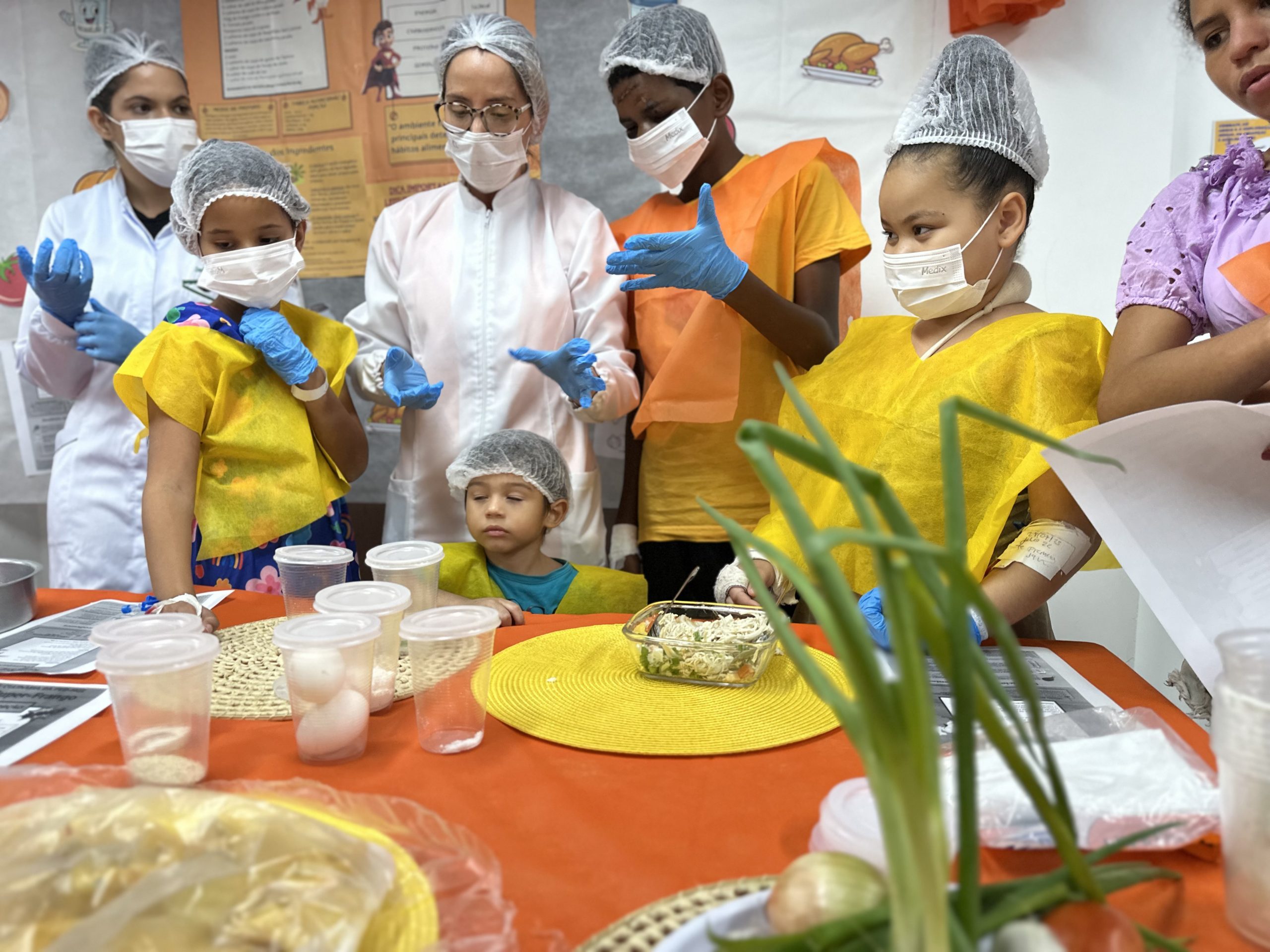 Leia mais sobre o artigo Crianças aprendem no HGE que pode ser divertido, saudável e saboroso produzir o próprio alimento