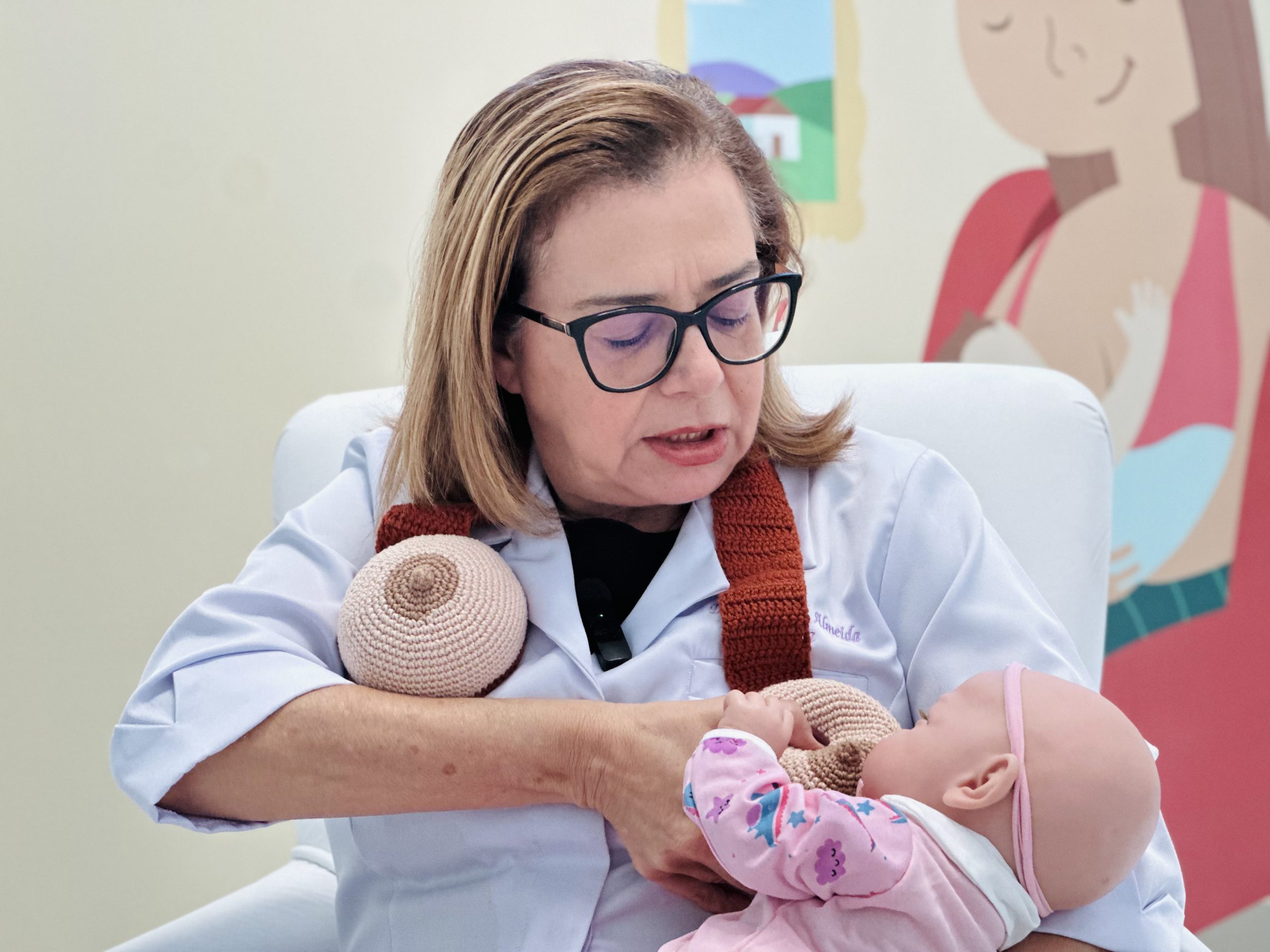 Leia mais sobre o artigo Médica do Hospital da Mulher de Alagoas orienta mães sobre amamentação correta e saudável