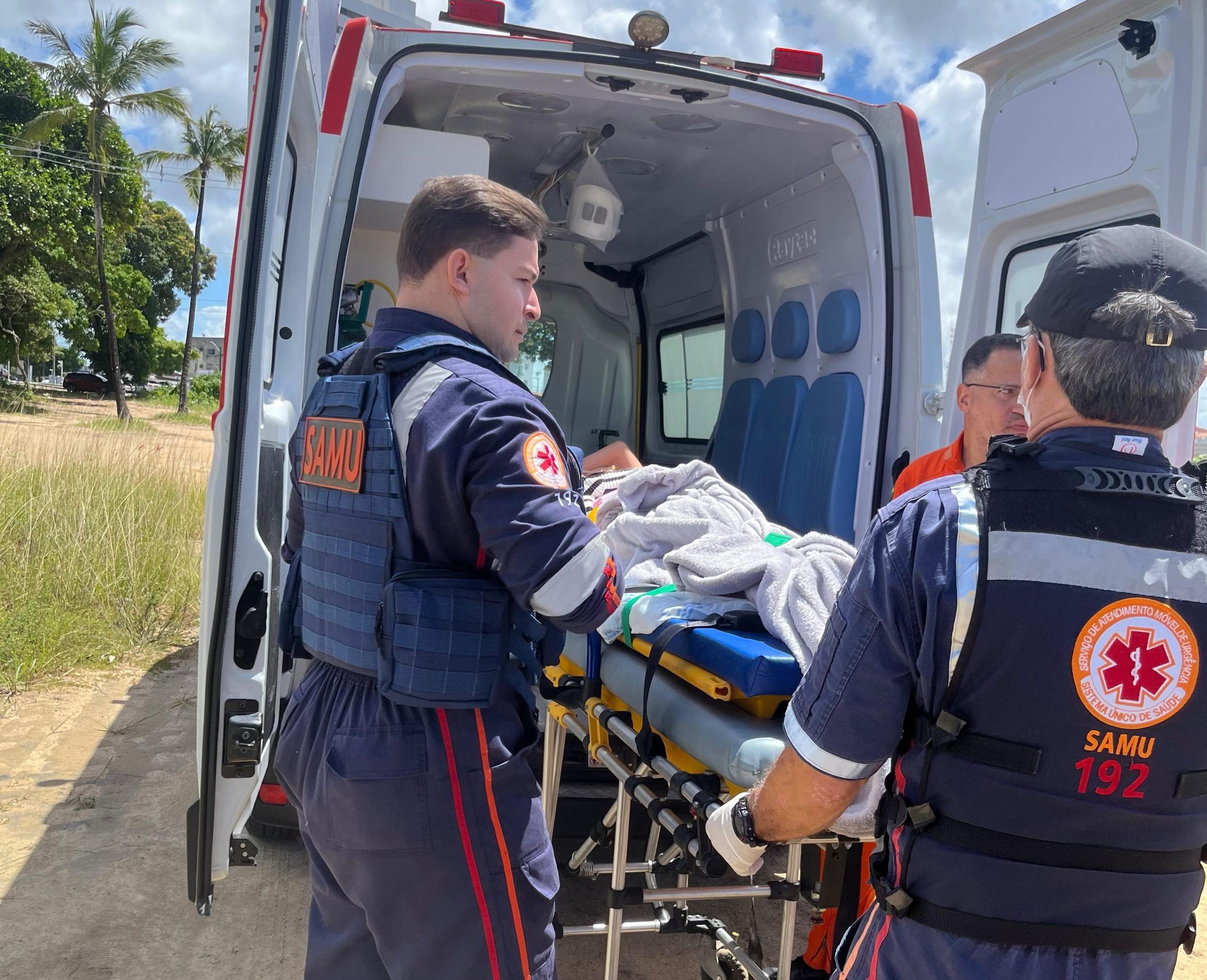 Leia mais sobre o artigo Samu e Departamento de Aviação realizam transferência de idosa de 86 anos, vítima de queda em Arapiraca
